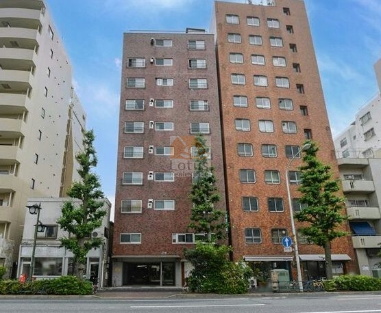 岡本マンション外観１｜岡本マンションは昭和49年築、10階建てのマンションです。青梅街道沿いに立地します。