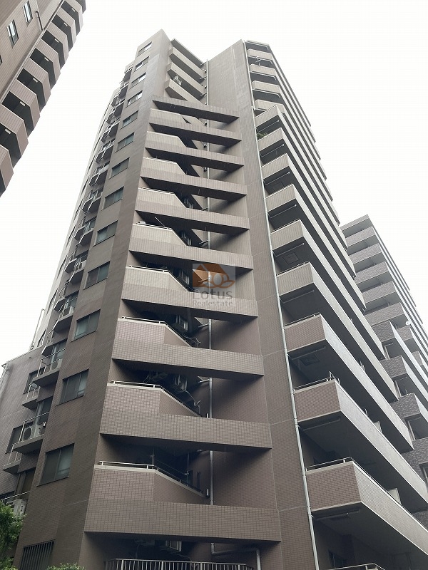 アイディーコート池袋西スターファーロの外観。14階建ての縦に伸びるフォルムが目を引くデザインで、全戸角部屋仕様の住戸構成。山手通り沿いながらも、遮音性と眺望を兼ね備えた中層高層のマンションです。アイディーコート池袋西スターファーロは、平成15年築、14階建てのマンションです。