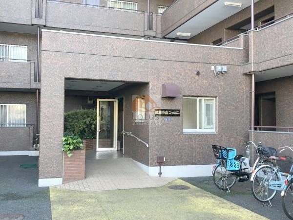 武蔵小山コーポラスエントランス１｜東急目黒線「武蔵小山」駅、「不動前」駅が利用できます。