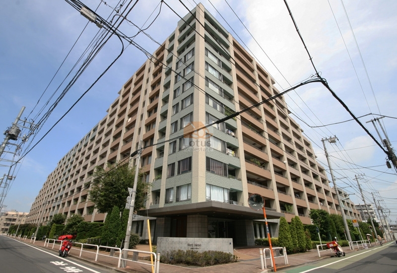 ときわ台メリーガーデンの外観。南向き中心のL字型配置で、270戸のスケールが街並みに存在感を放つ12階建ての大規模レジデンス。ときわ台メリーガーデンは、平成13年築、12階建てのマンションです。