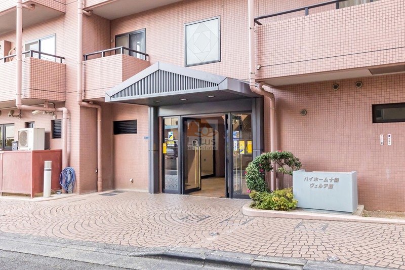 ハイホーム十条ヴェルデ館エントランス１｜エントランスはオートロック付きで安心です。