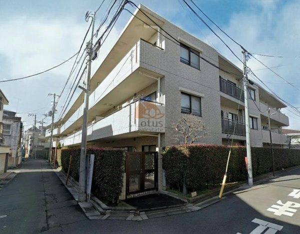 ファミール都立家政外観１｜ファミール都立家政は平成13年築、3階建のマンションです。