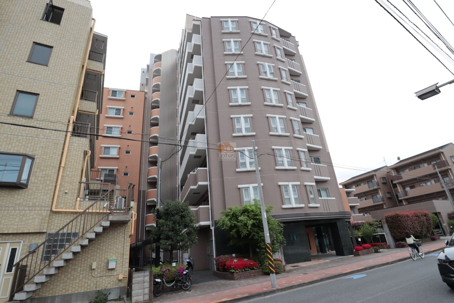 エクセレント清澄白河の外観は段差の少ない歩道に面し、植栽が入口をほどよく囲っています。近接する建物との距離感が一定に確保され、日常の動線が想像しやすい姿です。正面の街路に連続性があり、落ち着いた街区で安心感が得やすい環境といえます。