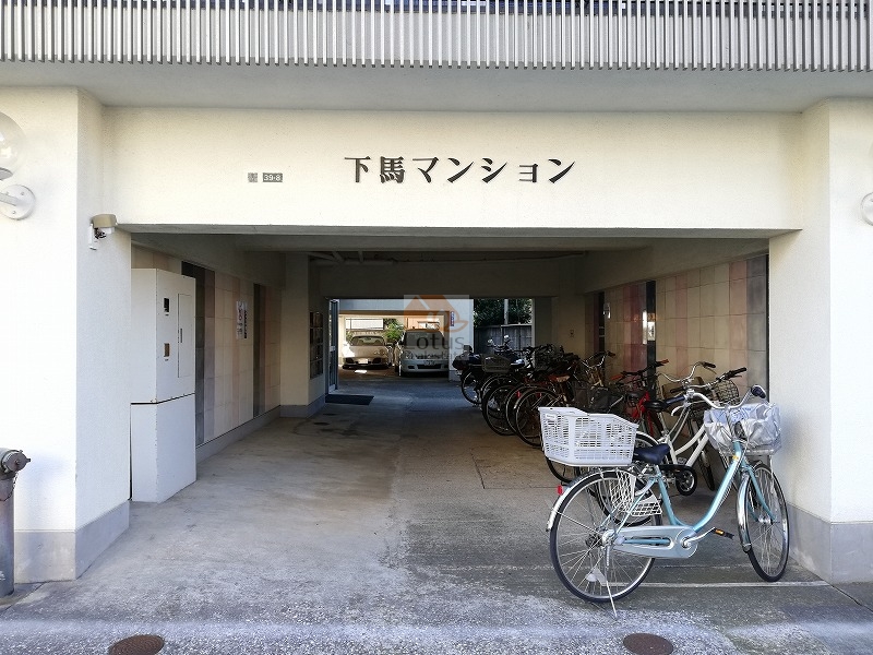 下馬マンション外観２｜東急田園都市線「三軒茶屋」駅、東急東横線「祐天寺」駅が利用できます。