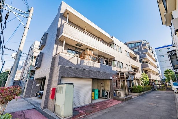 南常盤台2丁目の住宅街に建つ、RC造6階建・総戸数33戸の中層レジデンスです。タイル張りの外壁は落ち着いた色調で、街並みに過度に主張せず溶け込みます。前面道路の通行量が比較的少なく、日中でも足音や車の走行音がやわらかく感じられる距離感、住まいとしての静けさを大切にしたい方に向く外観といえます。