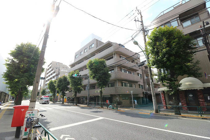 ライオンズマンション世田谷馬事公苑外観２｜ライオンズマンション世田谷馬事公苑は、地上6階建ての建物で、落ち着いたブラウン系の外壁です。