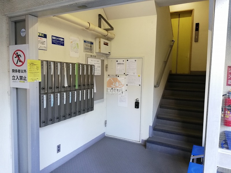 下馬マンション共用部１｜近くにスーパーマーケットや公園があり、落ち着いた住環境です。