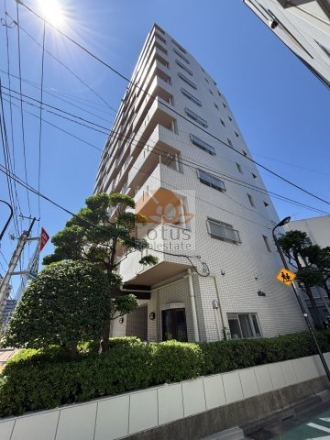 白いタイル張りの外観が印象的で、整ったバルコニーラインが清潔な印象を与えます。1階には店舗が並び、生活動線の中に街の便利さが自然に溶け込んでいます。青空に映える明るいファサードが、下町の穏やかな空気にやさしく馴染んでいます。東向島リリエンハイムは、昭和61年築、11階建てのマンションです。