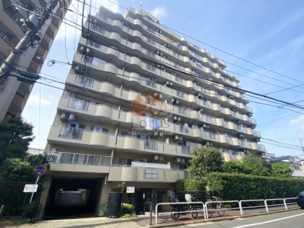 レジデンス大山は、平成3年築、ベージュタイル貼りの外壁が、明るく落ち着いた印象を与える11階建の中規模マンション。前面道路からの視認性も高く、街並みに自然に調和しています。