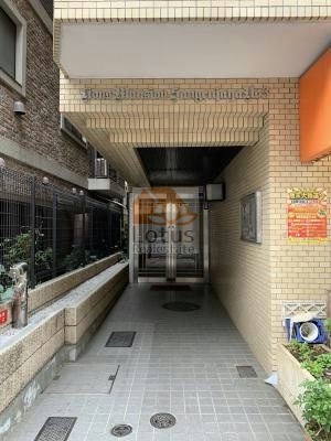 ライオンズマンション三軒茶屋第３エントランス１｜世田谷通りに立地します。