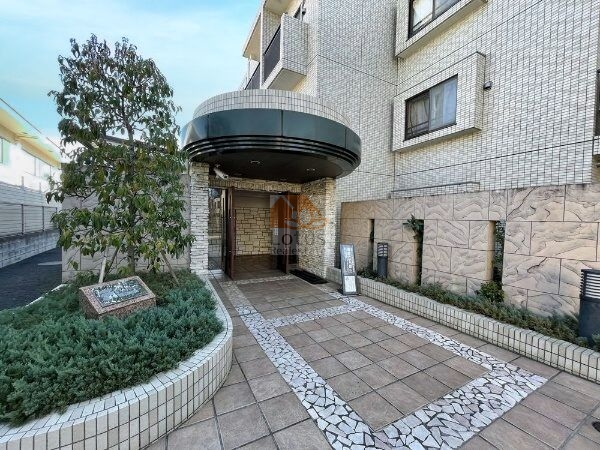 ファミール都立家政エントランス１｜駅に近いですが、静かな住環境です。