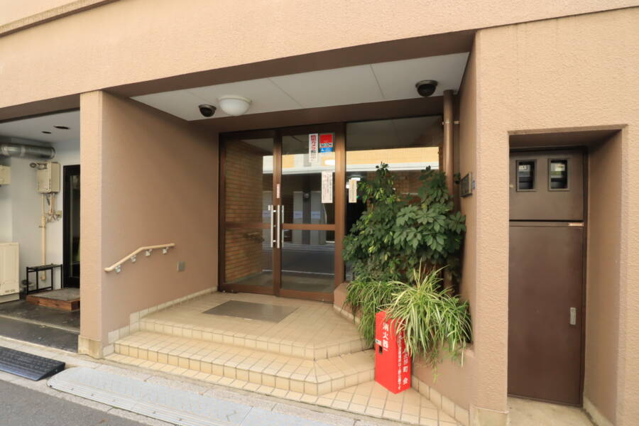 トーア第２浅草マンションエントランス1｜大通りに面していない立地です。