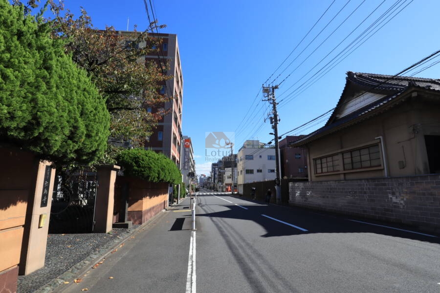 スターロワイヤル森下外観4｜目の前は寺院とその敷地の墓地です。そのため将来にわたり日当たりは良好と予想されます。