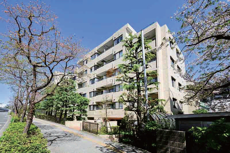 パレ二子玉川は昭和58年築、6階建ての低層レジデンス。駅徒歩6分の利便性と、緑豊かな環境を兼ね備えた立地が魅力。