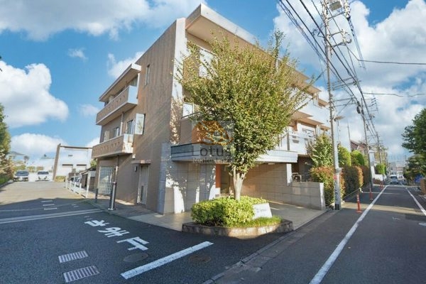 Ｄ’レスティア石神井公園外観２｜ディーレスティア石神井公園は平成15年築、3階建て低層マンションです。