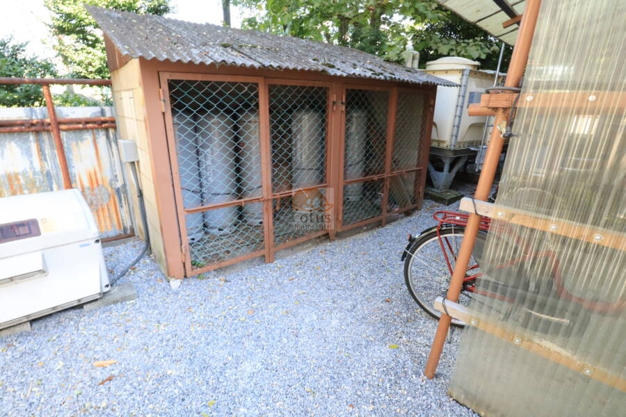 花畑マンション共用部2｜集中プロパンガスの設備があります。