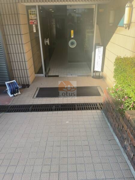 マンション牛込エントランス２｜大江戸線「牛込柳町」駅から徒歩2分です。