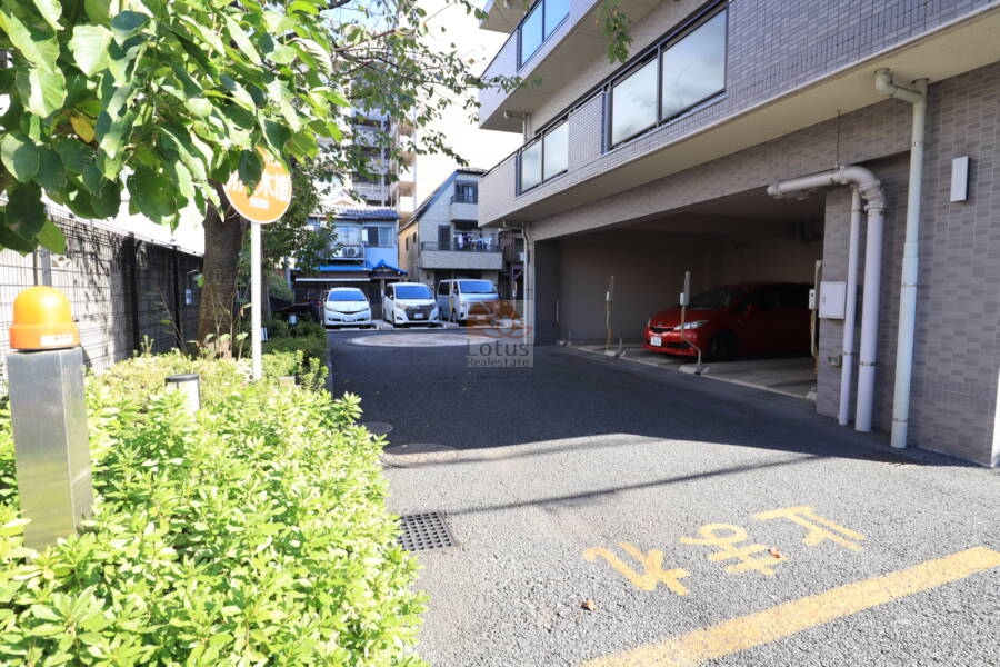 ライオンズマンション京成立石共用部3｜敷地内には駐車スペースがあります。