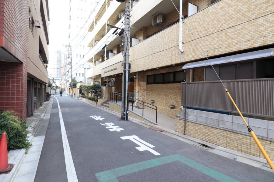 ライオンズマンション南千住エントランス1｜エントランスにはスロープがついています。