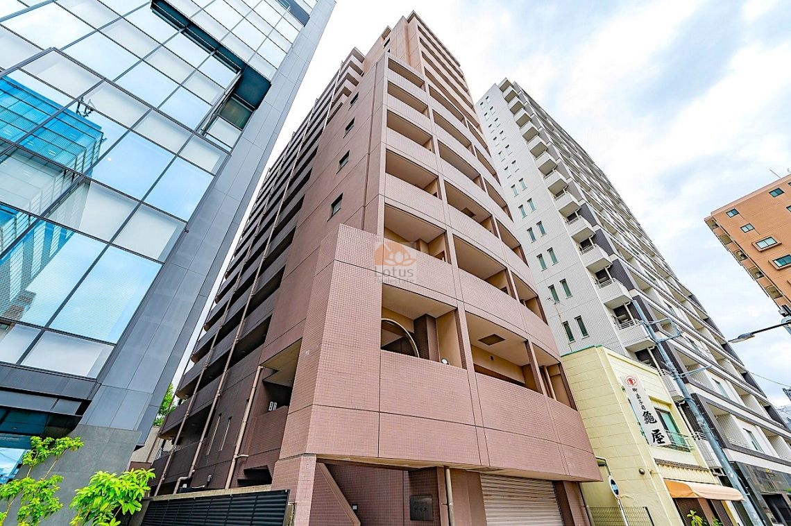 代々木駅徒歩3分の明治通り沿いに立つ13階建ての外観です。周囲のガラス張りオフィスと並び、縦方向のラインが強調されたフォルムが街並みに溶け込みつつも自立した存在感を見せています。駅近でも圧迫感を与えにくいスリムな設計です。グランドパーク代々木は、平成10年築、13階建てのマンションです。