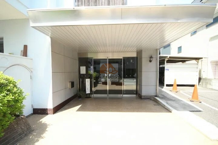学芸大ダイヤモンドマンションエントランス１｜環七通りから一本入った立地です。