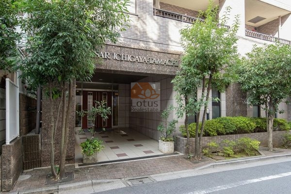 セザール市谷田町エントランス２｜周辺は閑静な住環境です。