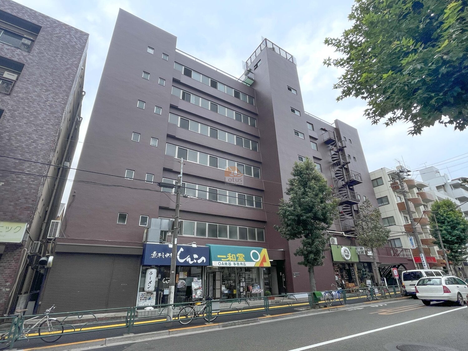 パール世田谷は、昭和45年築、7階建てのマンションです。ダークブラウンの外壁と直線的なバルコニーが印象的な、全7階建・中規模レジデンス。1階部分には店舗が並び、生活利便性と視認性を兼ね備えた世田谷通り沿いの立地。