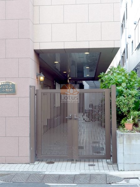 シュロス二十騎町マンションエントランス１｜周辺は閑静な住宅街に立地します。