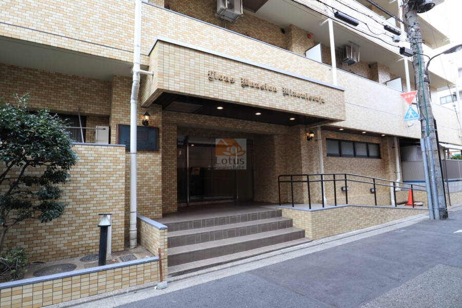 ライオンズマンション南千住エントランス2｜通りから入った立地で静かです。