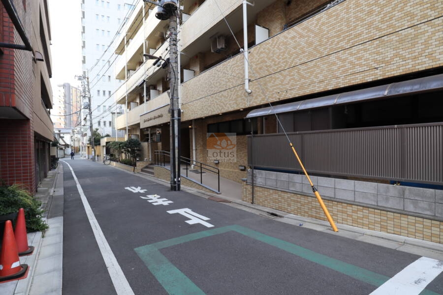 ライオンズマンション南千住外観2｜エントランス前面道路です。