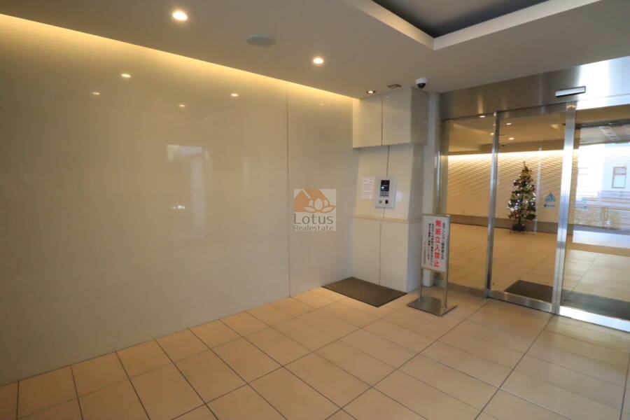 オーベル西葛西共用部2｜クリスマス近くに伺ったのでツリーが飾らていました。