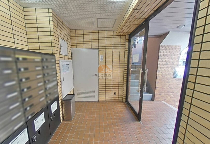 光建ハイムブリリアンス日本橋浜町弐番館エントランス２｜宅配ボックスもあります。