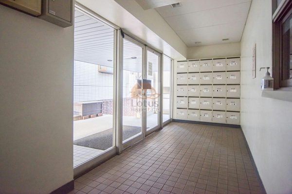 下馬スカイマンション共用部１｜夜間、週末はオートロックになり安心です。