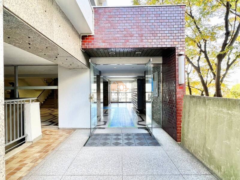 マンション雅叙苑エントランス３｜エントランスは広く、ガラス窓から光が差し込み、明るい雰囲気です。