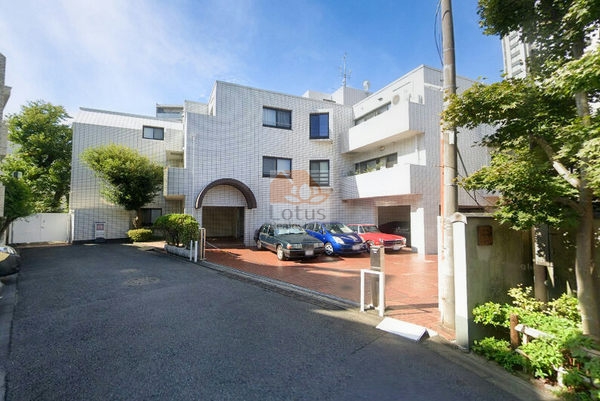 秀和御殿山レジデンス外観｜秀和御殿山レジデンスは昭和57年築、3階建てのマンションです。
