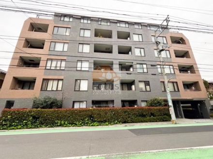 ベルハイム上石神井南は、平成10年築、6階建てのマンションです。ブラウンとグレーの2トーンタイル貼りで、落ち着いた印象のファサード。整然としたバルコニーラインが、上品な住環境を演出しています。