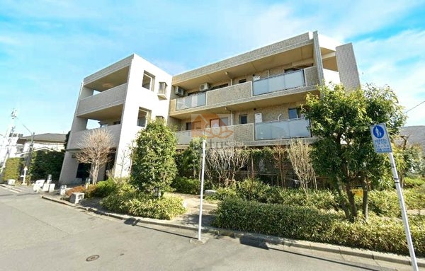 テラッツァ祖師谷大蔵外観３｜テラッツァ祖師谷大蔵は平成14年築、3階建ての低層マンションです。