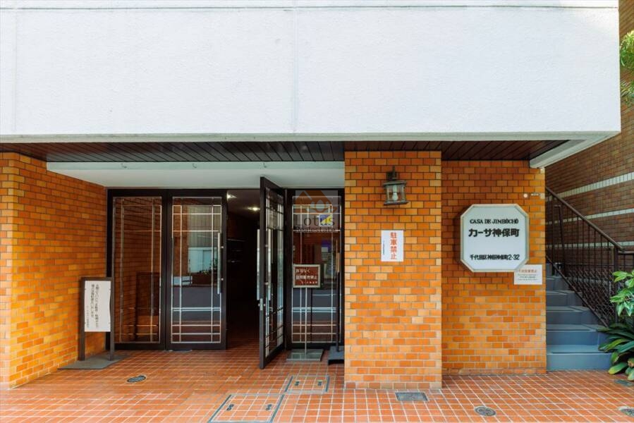 カーサ神保町エントランス１｜三田線他「神保町」駅から徒歩3分の立地です。