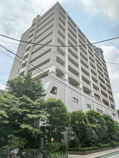 ザレジデンス白金スイート外観２｜ザ・レジデンス白金スイートは、10階建ての堅固な構造を持つ建物で、しっかりとした造りです。周囲には緑が豊富に配置されており、建物全体に落ち着いた雰囲気を与えています