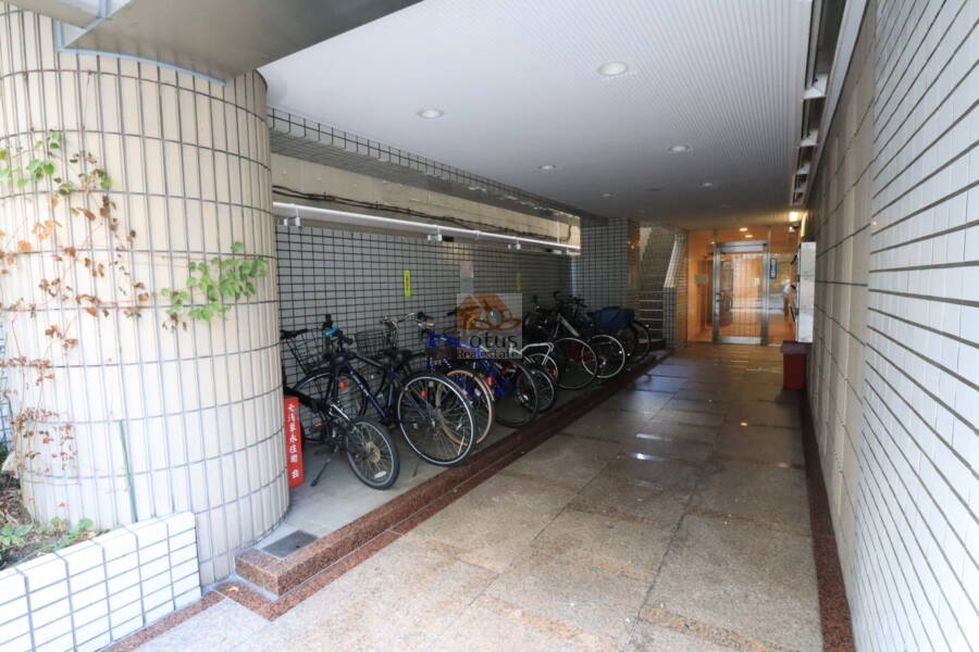 ストークＴＳ元浅草エントランス1｜エントランスアプローチには駐輪スペースがあります。