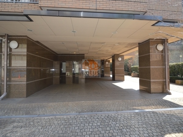 ローレルコート三番町エントランス１｜番町学園通りに面した立地です。