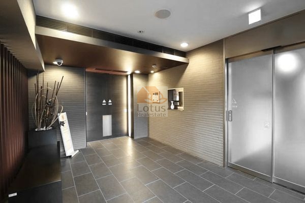 シティハウス市谷薬王寺エントランス１｜大江戸線「牛込柳町」駅、都営新宿線「曙橋」駅が利用できます。
