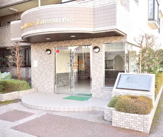 ライオンズマンション竹ノ塚第６エントランス２｜エントランスはオートロックが備わっており、セキュリティもしっかりとしています。