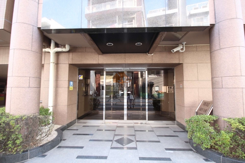 ヴィンテージ高円寺南2｜エントランスの床は石造りで、落ち着いた雰囲気です。