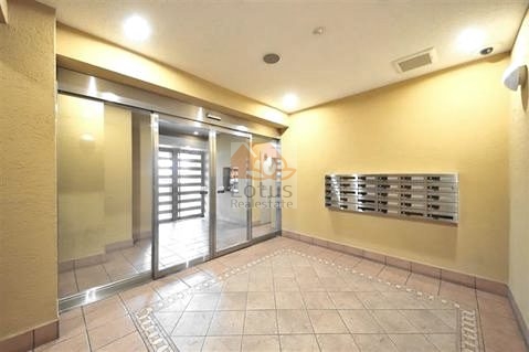 レックスハイツ綾瀬Ⅱエントランス３｜「綾瀬」駅から徒歩1分の好立地です。