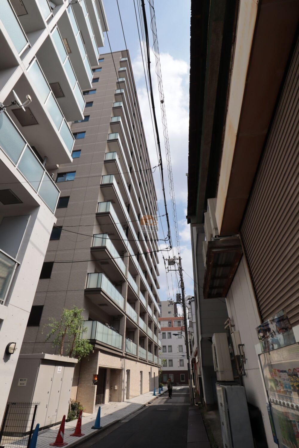 アネシア東京尾久の南西側外観では、落ち着いた色調のタイル張りが街並みにしっくりと馴染んでいます。路地に面した静かなアプローチから、住まいの落ち着きが自然と伝わってきます。