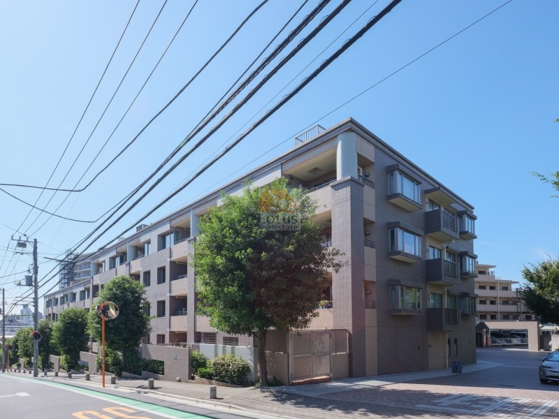 低層寄りのプロポーションで構成された外観は、総戸数175戸のスケールを感じさせながらも街並みに対して過度に主張しません。外壁の色調は落ち着いた中間色でまとめられ、直射光を受けても反射が強すぎず、視界にやさしい印象です。通りとの距離感を丁寧に取った配置により、生活動線の整理とプライバシーの両立が図られている構成といえます。