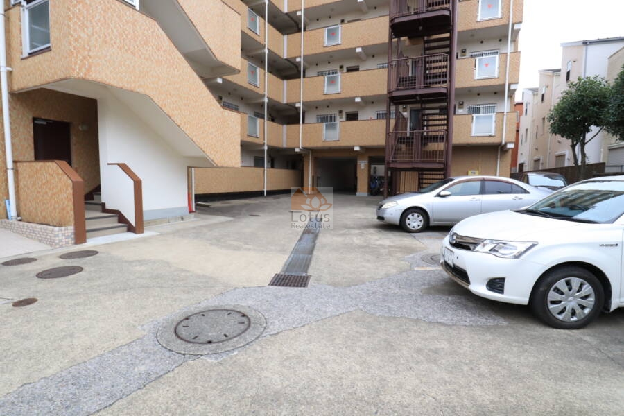 お花茶屋ローヤルコーポ共用部4｜駐車スペースがあります。