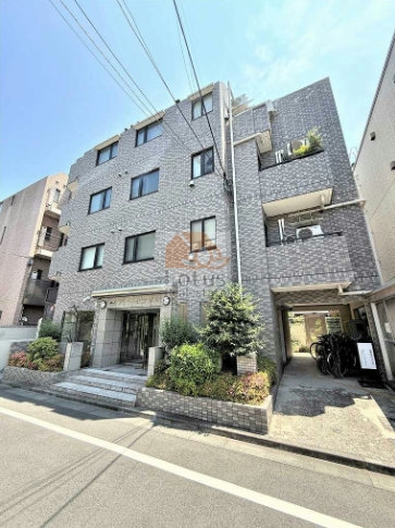 タイル貼りの外観が落ち着いた住宅街に馴染んでいます。シンメトリーに近い構成で、エントランス周りに植栽を配置したアプローチが視覚的に整っています。オートロック付きのエントランスで、共用部までの動線がすっきりしており、ほどよい距離感が感じられます(光の反射が控えめな印象です)。「武蔵小山」駅徒歩7分の立地で、商店街から少し入った上品な雰囲気の建物です。メルシー武蔵小山は平成7年築、5階建てのマンションです。