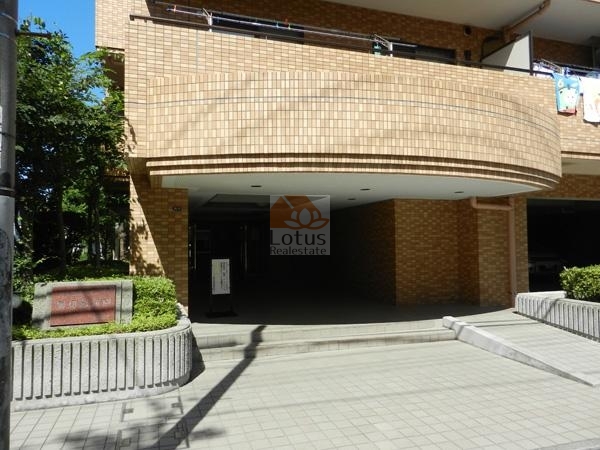 グリーンパーク堀切菖蒲園２番館エントランス｜周辺は静かな住宅街です。